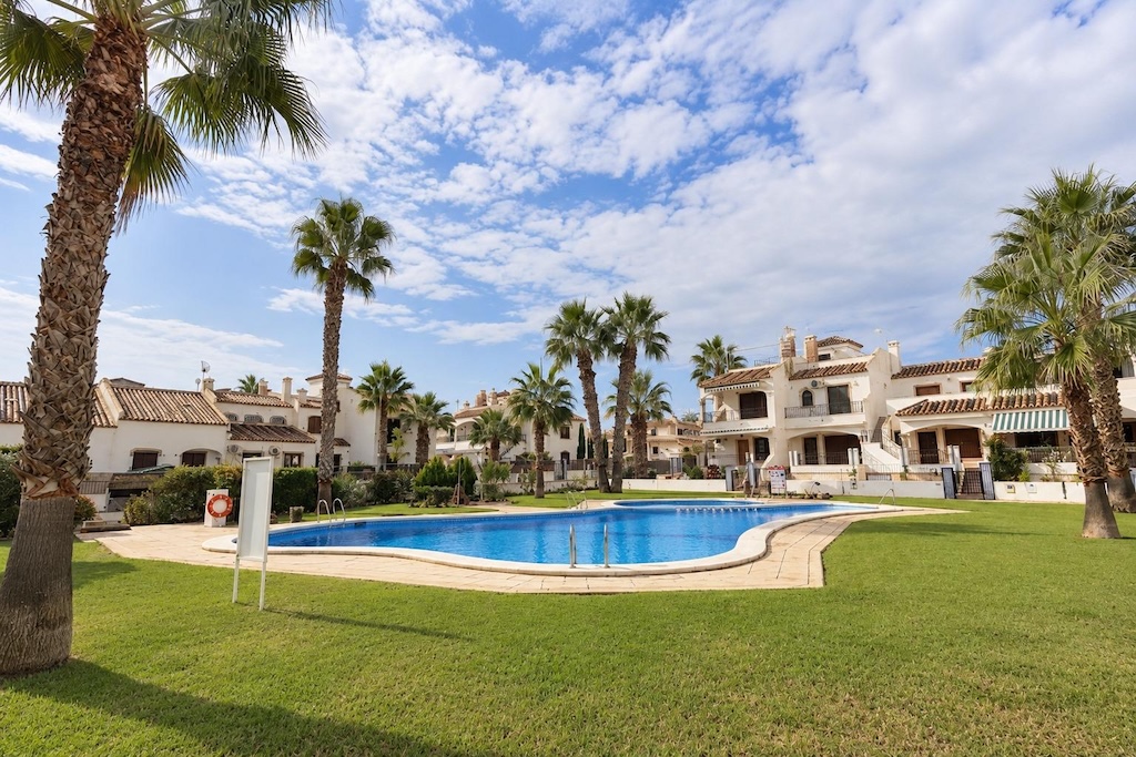 DÚPLEX CON ORIENTACIÓN SUR, PISCINA COMUNITARIA, PARKING Y TRASTERO EN PAU 8