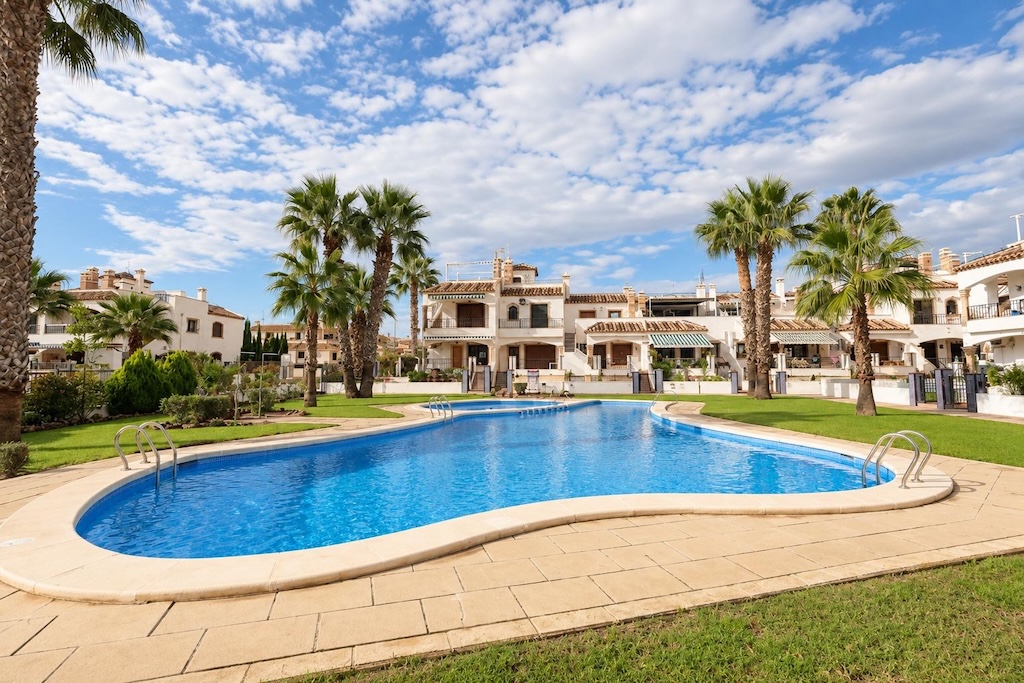 DÚPLEX CON ORIENTACIÓN SUR, PISCINA COMUNITARIA, PARKING Y TRASTERO EN PAU 8