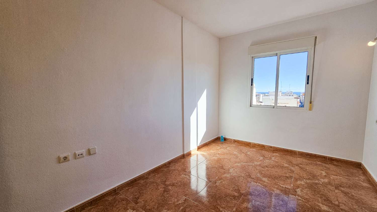 APARTAMENTO CON VISTAS AL MAR, 2 PISCINAS Y GARAJE OPCIONAL EN TORREVIEJA