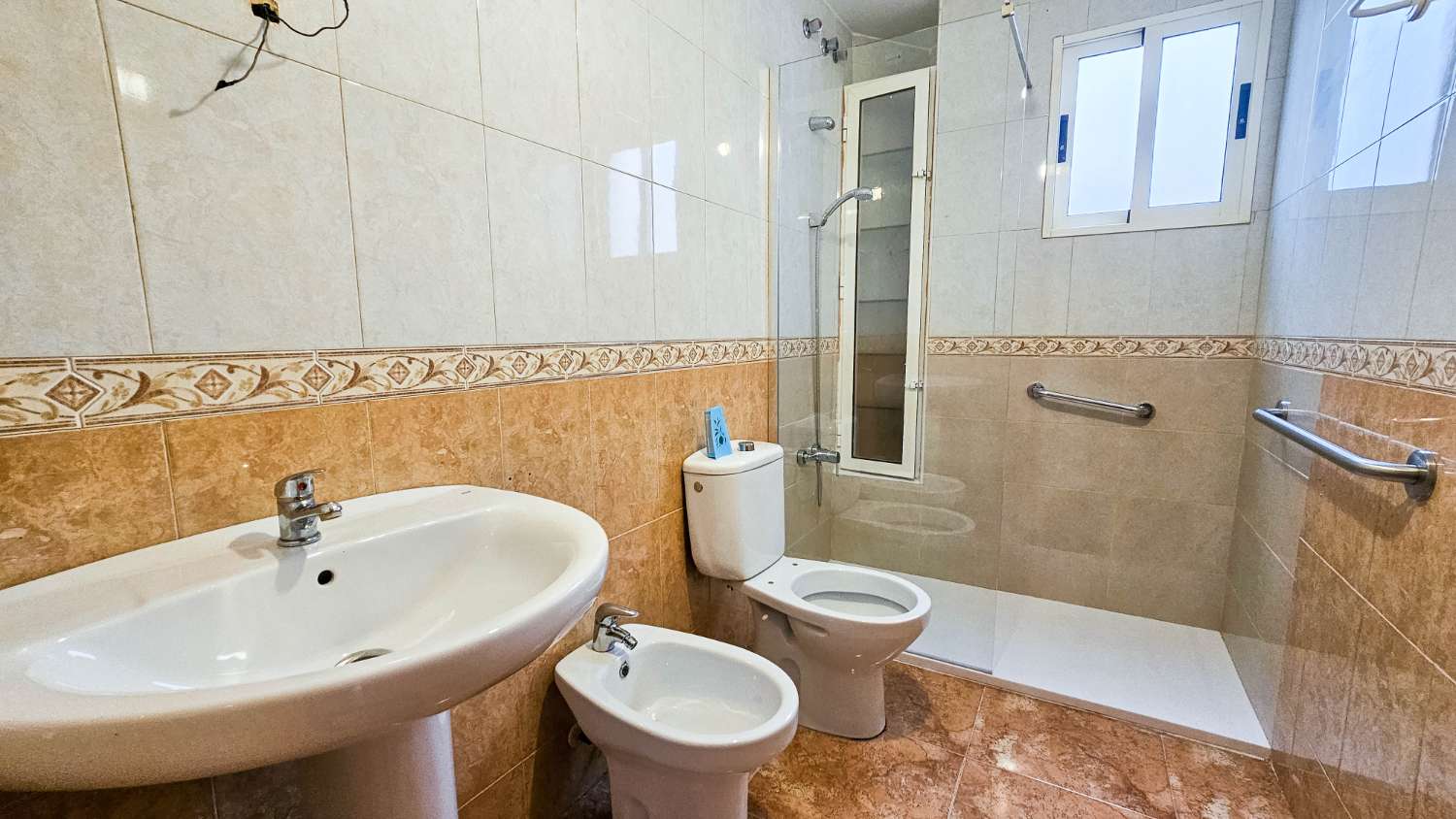APARTAMENTO CON VISTAS AL MAR, 2 PISCINAS Y GARAJE OPCIONAL EN TORREVIEJA