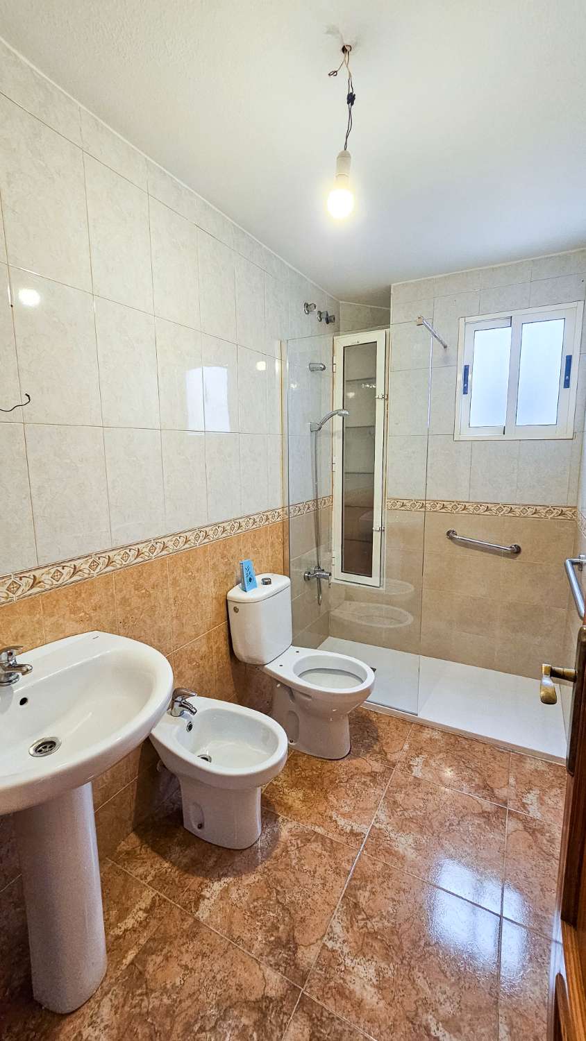 APARTAMENTO CON VISTAS AL MAR, 2 PISCINAS Y GARAJE OPCIONAL EN TORREVIEJA