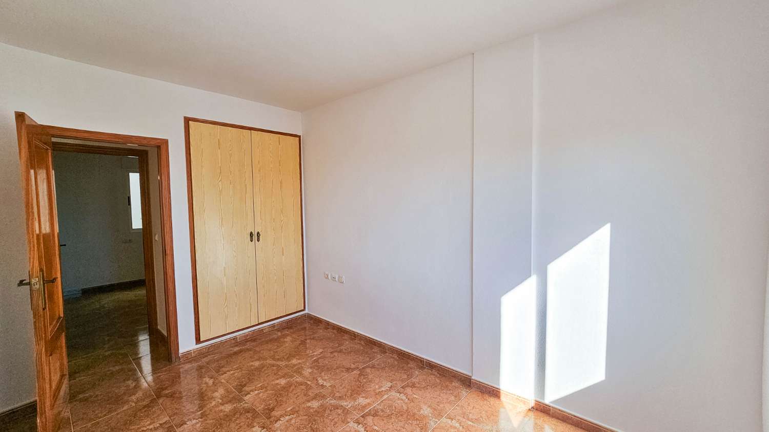 APARTAMENTO CON VISTAS AL MAR, 2 PISCINAS Y GARAJE OPCIONAL EN TORREVIEJA