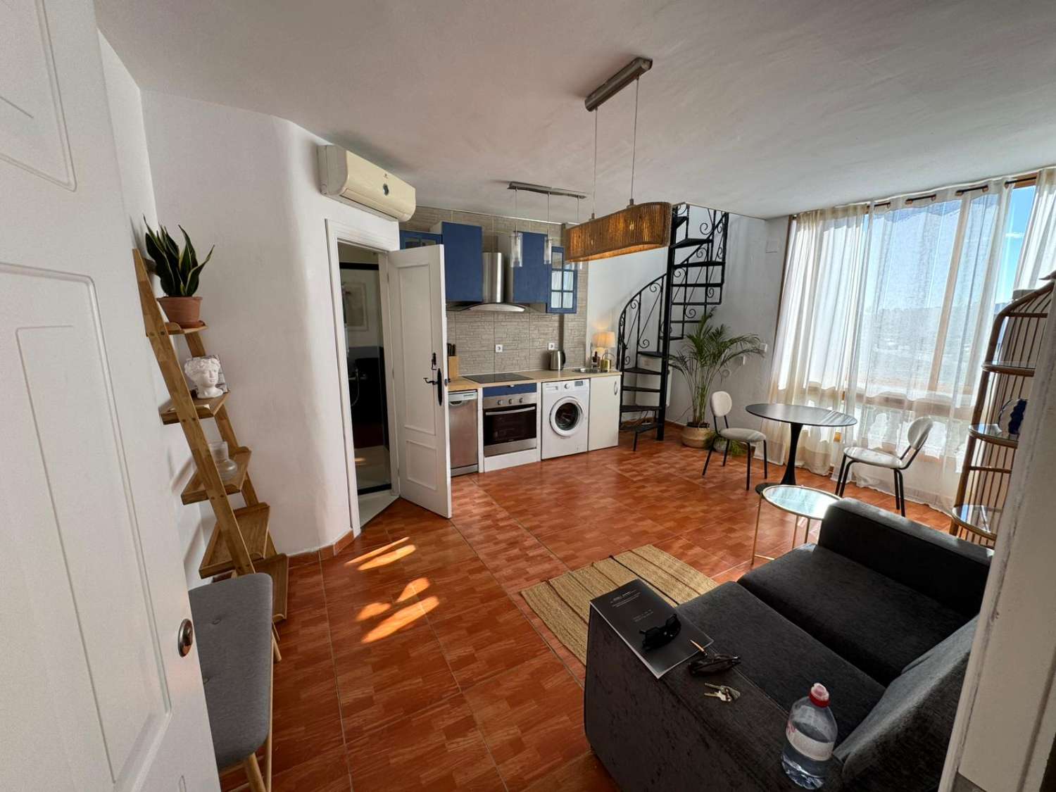 YLIMMÄN KERROKSEN BUNGALOW, YKSITYINEN SOLARIUM, ETELÄÄN PÄIN JA UIMA-ALLAS TORREVIEJASSA