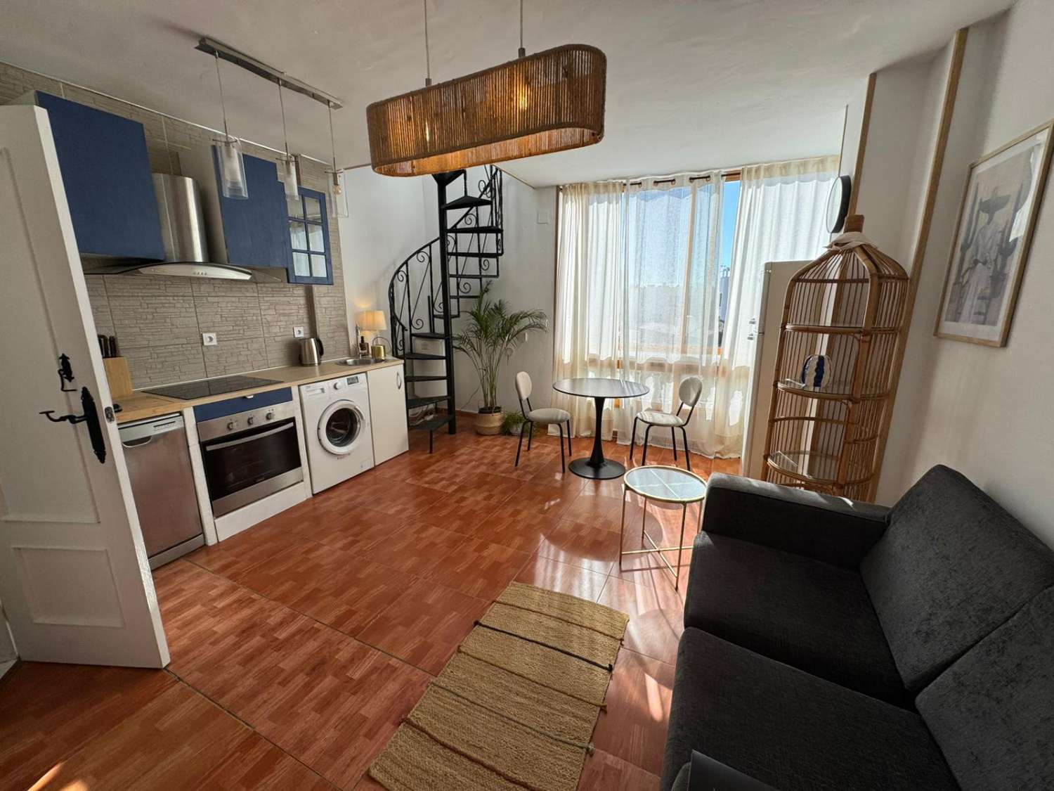 YLIMMÄN KERROKSEN BUNGALOW, YKSITYINEN SOLARIUM, ETELÄÄN PÄIN JA UIMA-ALLAS TORREVIEJASSA