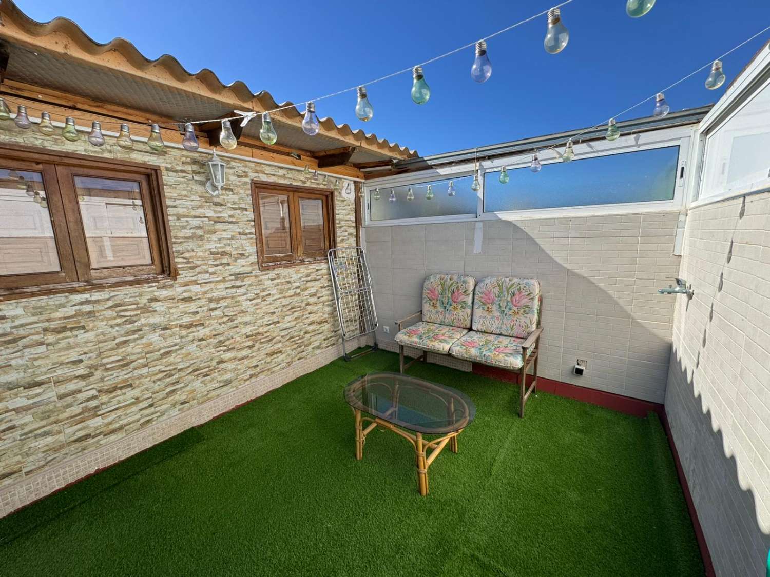 YLIMMÄN KERROKSEN BUNGALOW, YKSITYINEN SOLARIUM, ETELÄÄN PÄIN JA UIMA-ALLAS TORREVIEJASSA