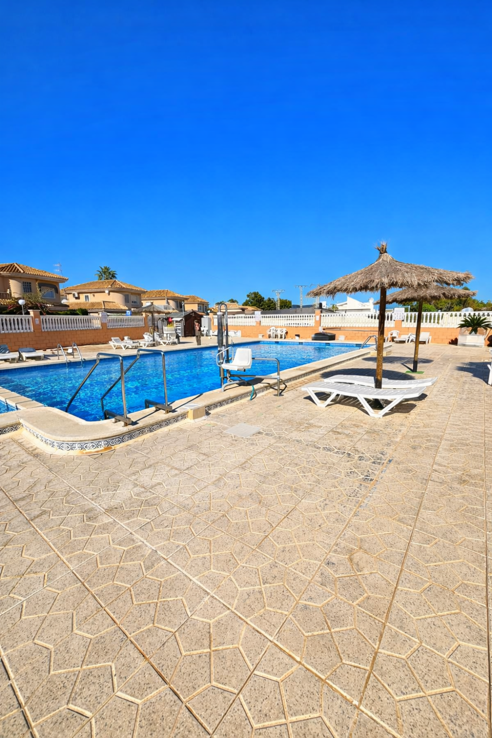 YLIMMÄN KERROKSEN BUNGALOW, YKSITYINEN SOLARIUM, ETELÄÄN PÄIN JA UIMA-ALLAS TORREVIEJASSA