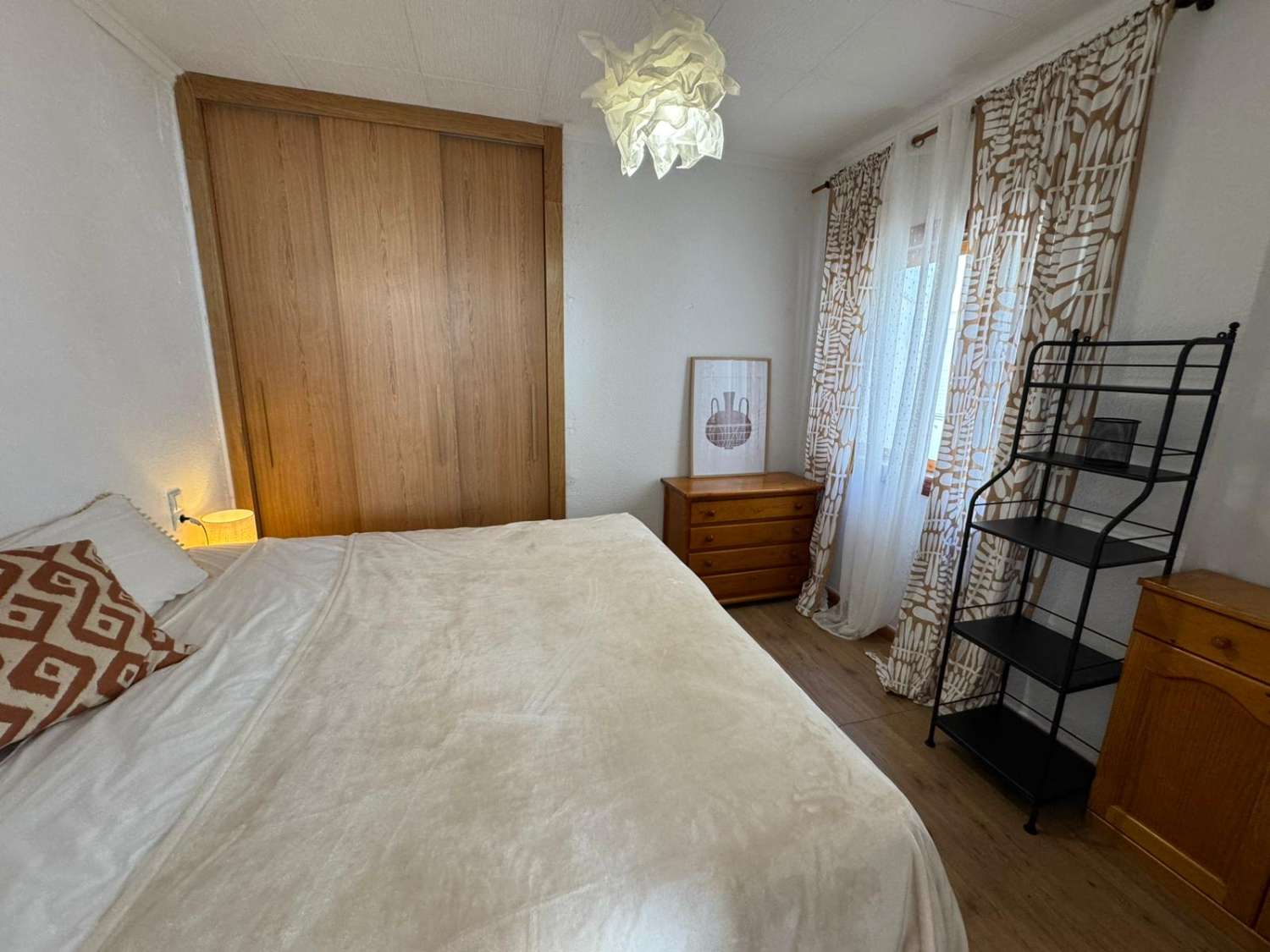 YLIMMÄN KERROKSEN BUNGALOW, YKSITYINEN SOLARIUM, ETELÄÄN PÄIN JA UIMA-ALLAS TORREVIEJASSA