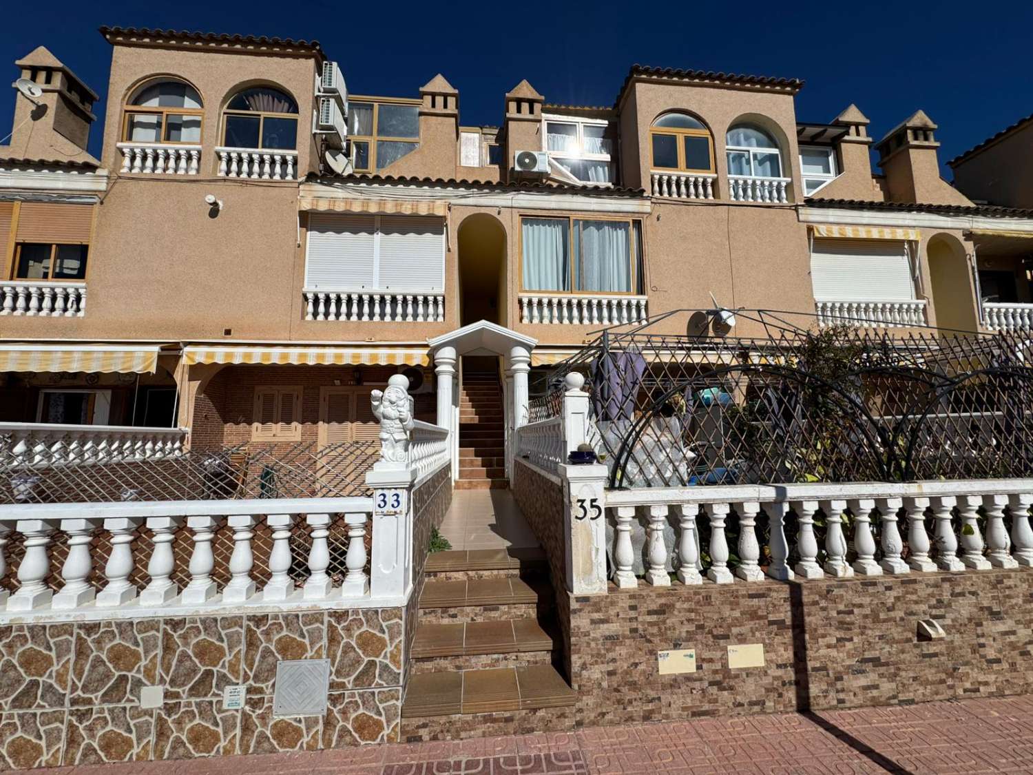 YLIMMÄN KERROKSEN BUNGALOW, YKSITYINEN SOLARIUM, ETELÄÄN PÄIN JA UIMA-ALLAS TORREVIEJASSA