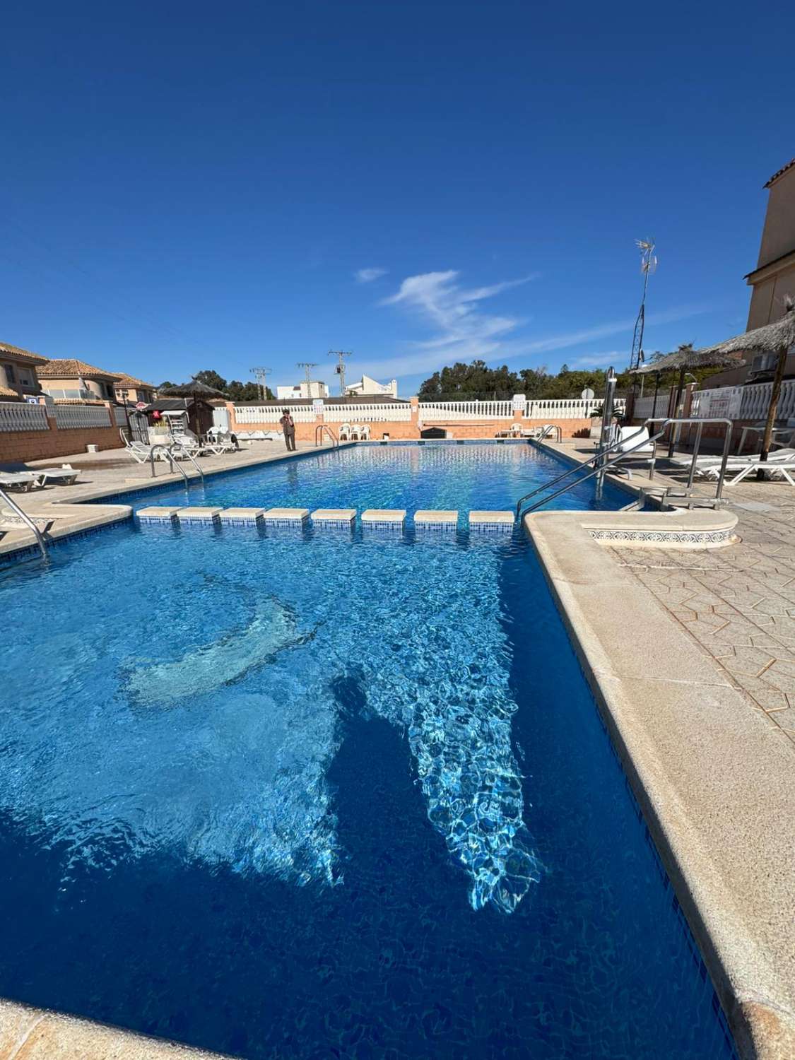 YLIMMÄN KERROKSEN BUNGALOW, YKSITYINEN SOLARIUM, ETELÄÄN PÄIN JA UIMA-ALLAS TORREVIEJASSA