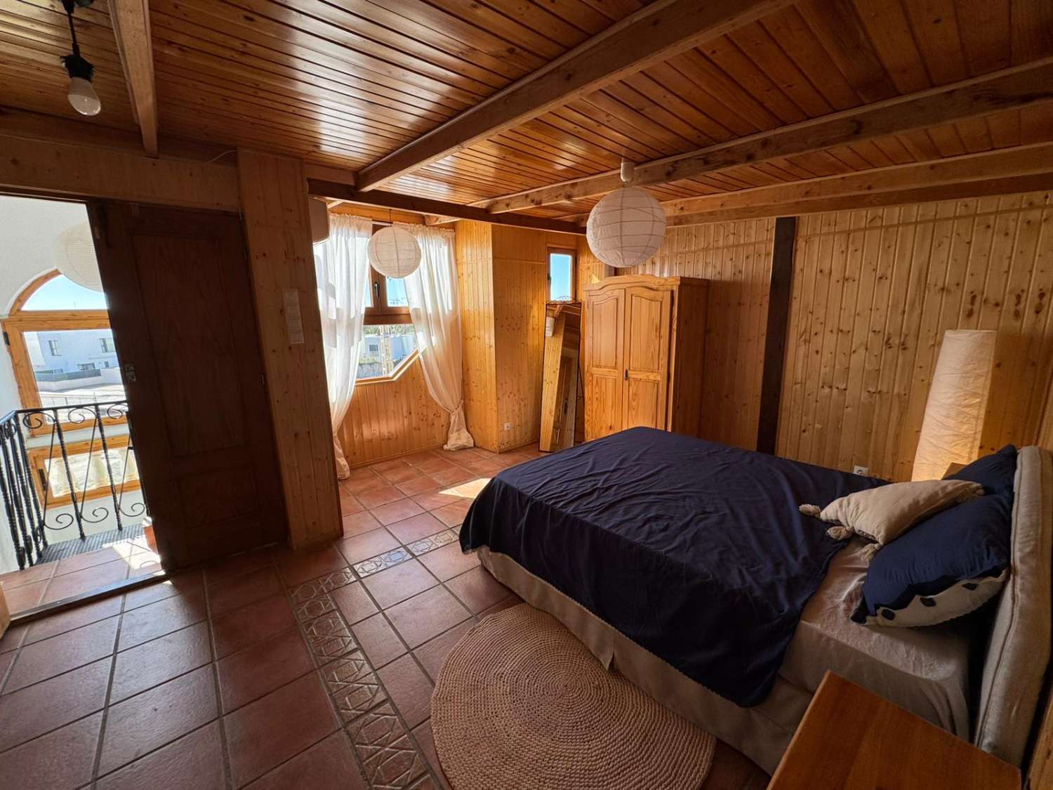 YLIMMÄN KERROKSEN BUNGALOW, YKSITYINEN SOLARIUM, ETELÄÄN PÄIN JA UIMA-ALLAS TORREVIEJASSA
