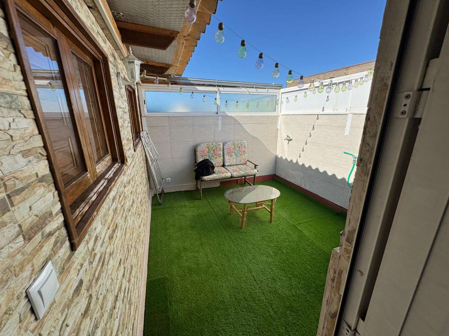 YLIMMÄN KERROKSEN BUNGALOW, YKSITYINEN SOLARIUM, ETELÄÄN PÄIN JA UIMA-ALLAS TORREVIEJASSA