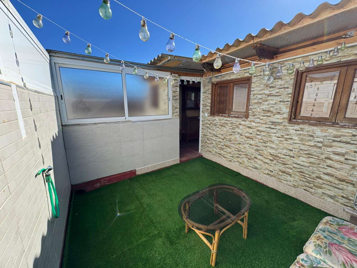 YLIMMÄN KERROKSEN BUNGALOW, YKSITYINEN SOLARIUM, ETELÄÄN PÄIN JA UIMA-ALLAS TORREVIEJASSA