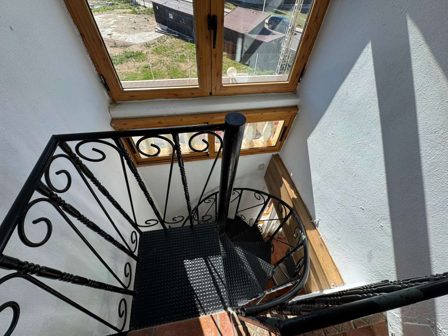 YLIMMÄN KERROKSEN BUNGALOW, YKSITYINEN SOLARIUM, ETELÄÄN PÄIN JA UIMA-ALLAS TORREVIEJASSA