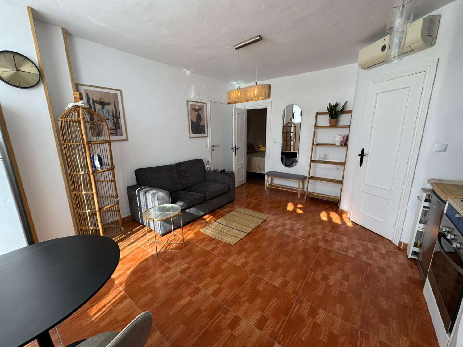 YLIMMÄN KERROKSEN BUNGALOW, YKSITYINEN SOLARIUM, ETELÄÄN PÄIN JA UIMA-ALLAS TORREVIEJASSA