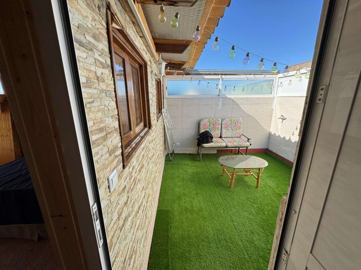 YLIMMÄN KERROKSEN BUNGALOW, YKSITYINEN SOLARIUM, ETELÄÄN PÄIN JA UIMA-ALLAS TORREVIEJASSA