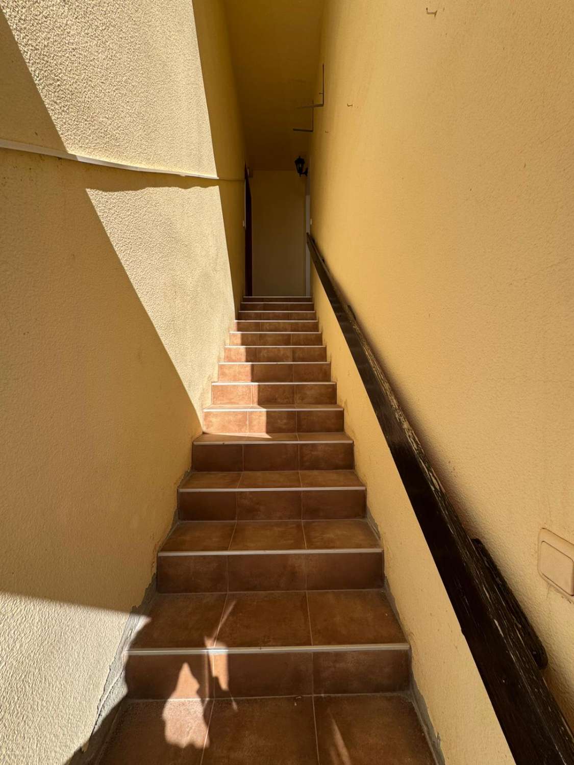 YLIMMÄN KERROKSEN BUNGALOW, YKSITYINEN SOLARIUM, ETELÄÄN PÄIN JA UIMA-ALLAS TORREVIEJASSA
