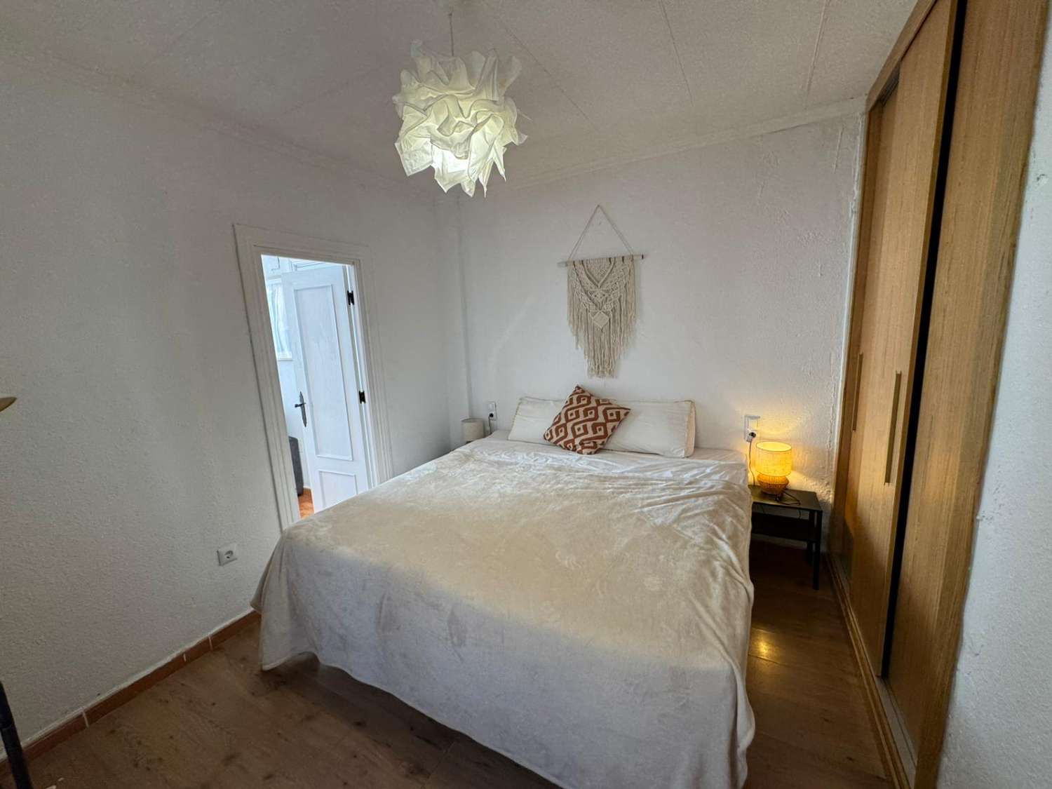YLIMMÄN KERROKSEN BUNGALOW, YKSITYINEN SOLARIUM, ETELÄÄN PÄIN JA UIMA-ALLAS TORREVIEJASSA