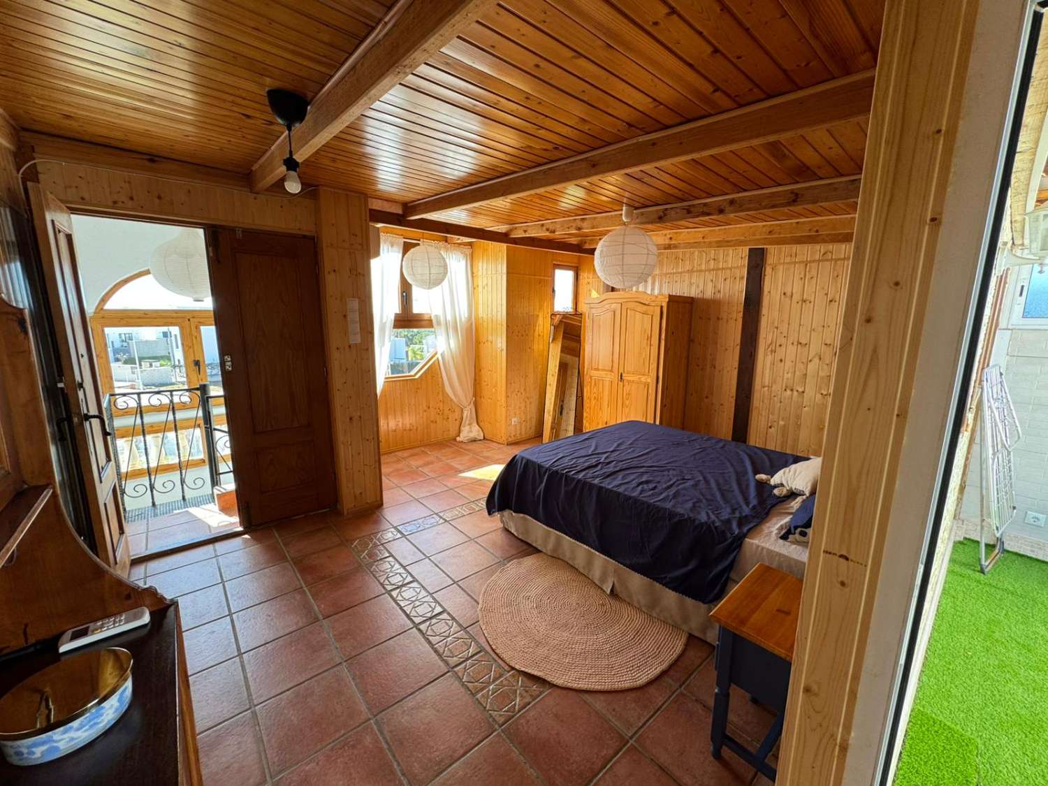 YLIMMÄN KERROKSEN BUNGALOW, YKSITYINEN SOLARIUM, ETELÄÄN PÄIN JA UIMA-ALLAS TORREVIEJASSA