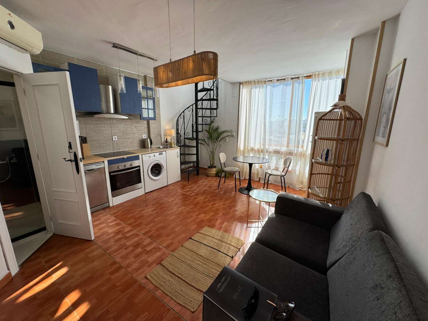 YLIMMÄN KERROKSEN BUNGALOW, YKSITYINEN SOLARIUM, ETELÄÄN PÄIN JA UIMA-ALLAS TORREVIEJASSA