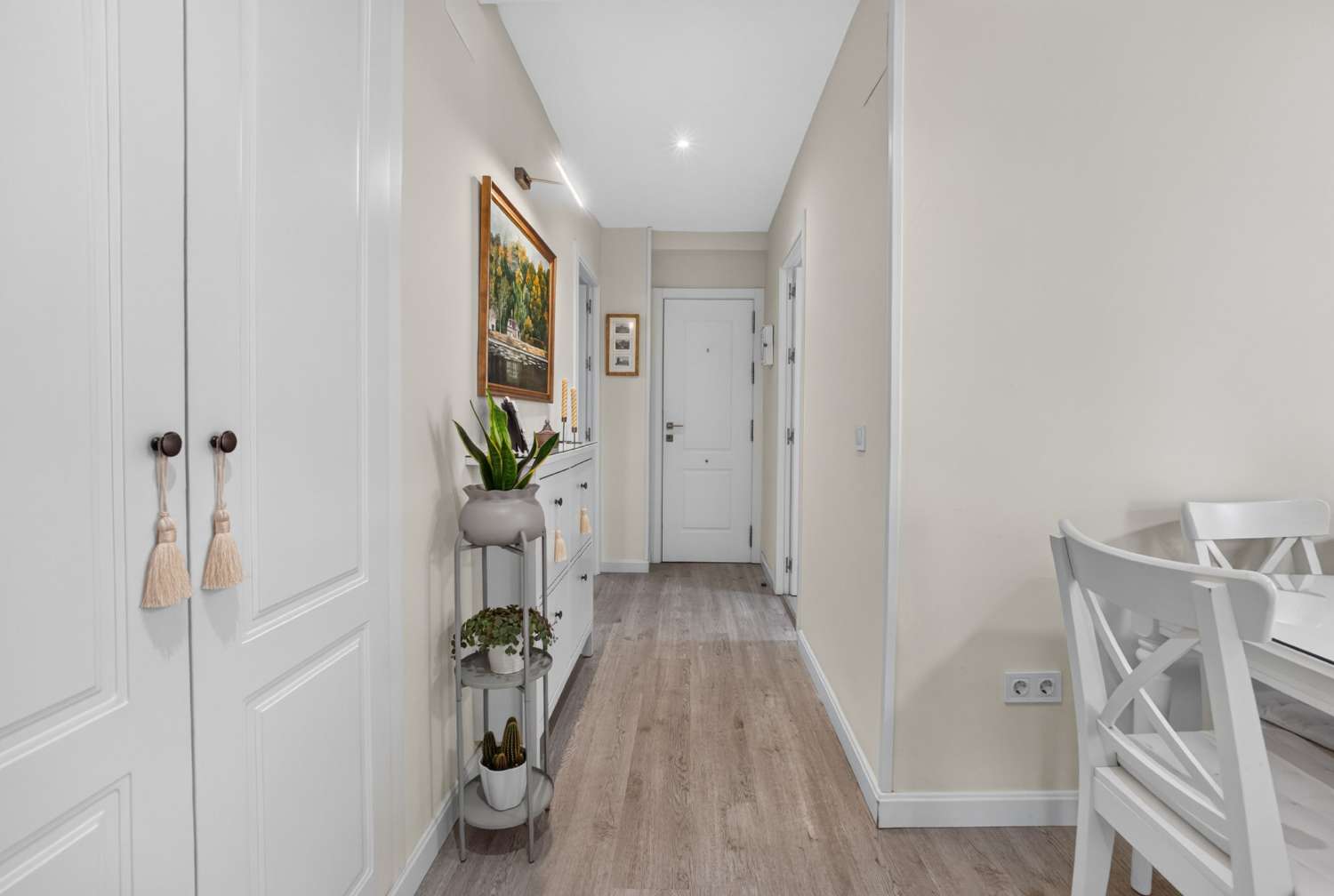RENOVIERTE 3-ZIMMER-WOHNUNG 170 METER VON PLAYA DE LOS LOCOS, TORREVIEJA ENTFERNT.