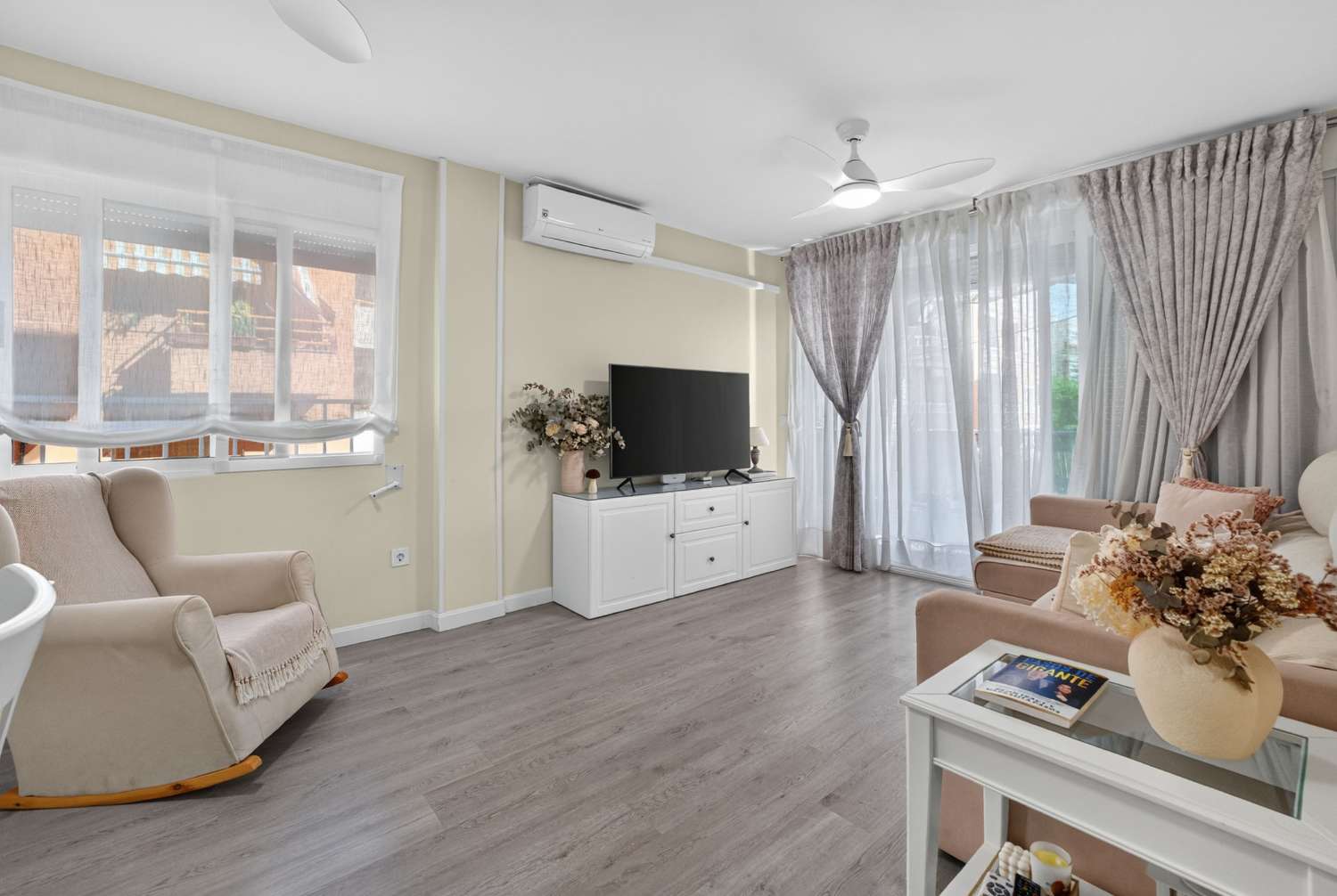 RENOVIERTE 3-ZIMMER-WOHNUNG 170 METER VON PLAYA DE LOS LOCOS, TORREVIEJA ENTFERNT.