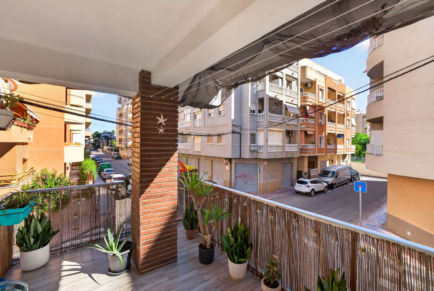 RENOVIERTE 3-ZIMMER-WOHNUNG 170 METER VON PLAYA DE LOS LOCOS, TORREVIEJA ENTFERNT.