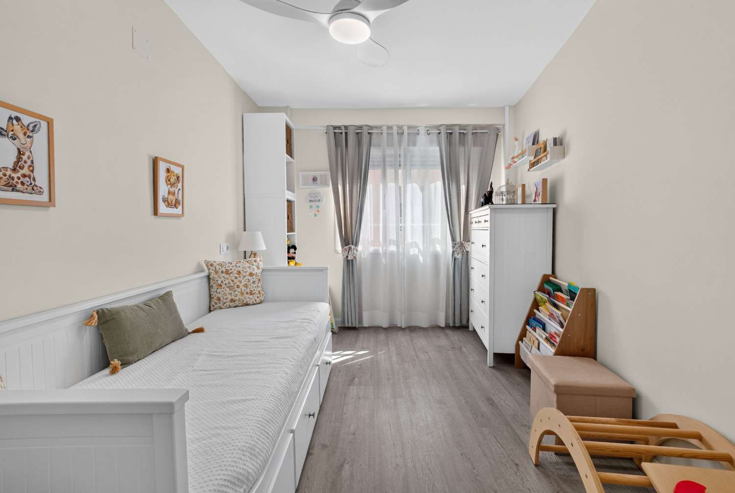 RENOVIERTE 3-ZIMMER-WOHNUNG 170 METER VON PLAYA DE LOS LOCOS, TORREVIEJA ENTFERNT.