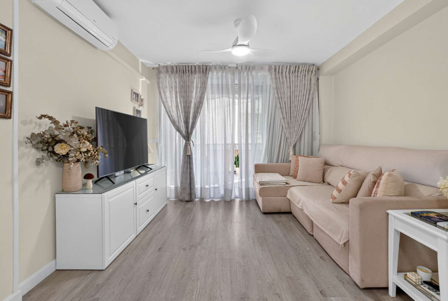 RENOVIERTE 3-ZIMMER-WOHNUNG 170 METER VON PLAYA DE LOS LOCOS, TORREVIEJA ENTFERNT.