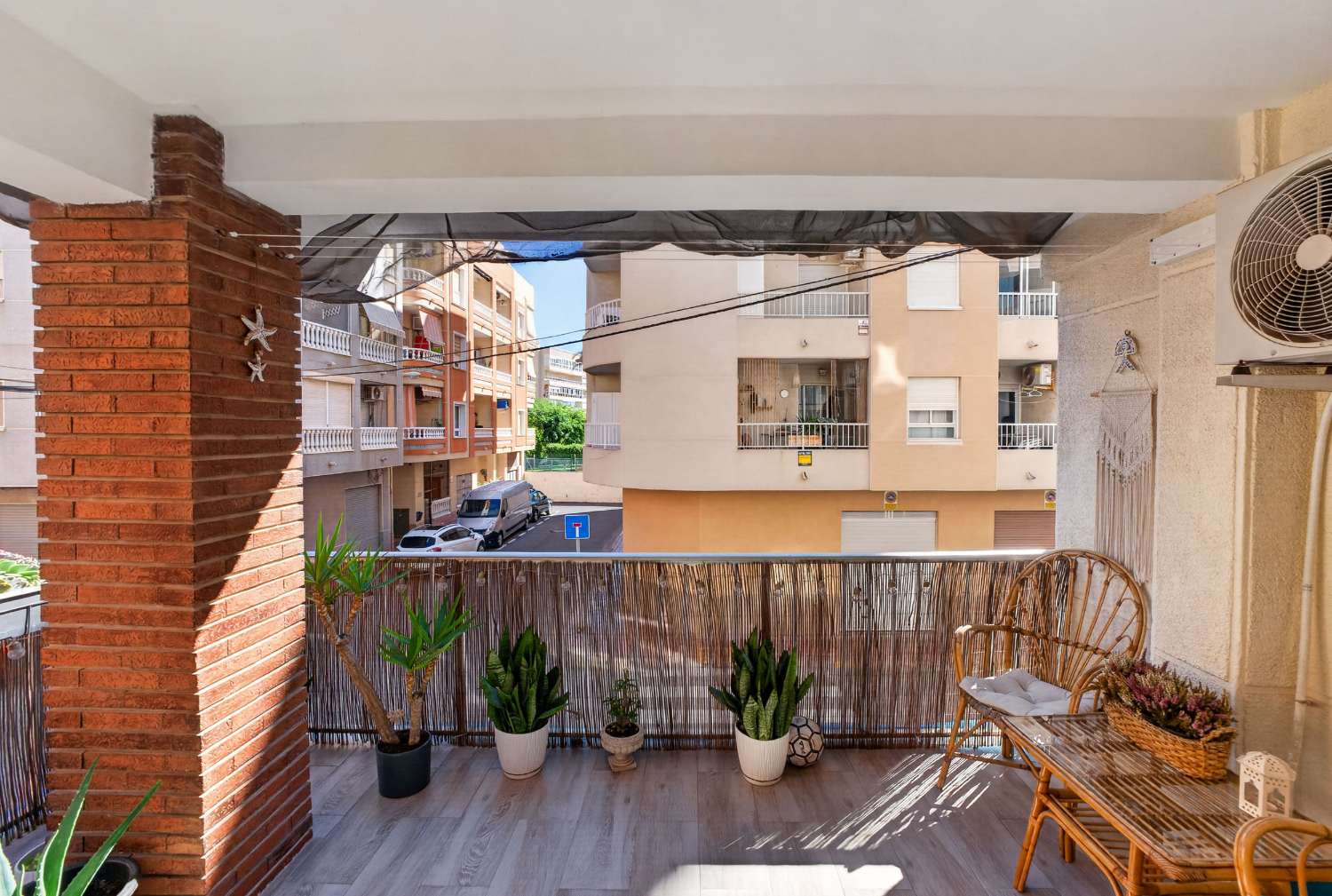 RENOVIERTE 3-ZIMMER-WOHNUNG 170 METER VON PLAYA DE LOS LOCOS, TORREVIEJA ENTFERNT.