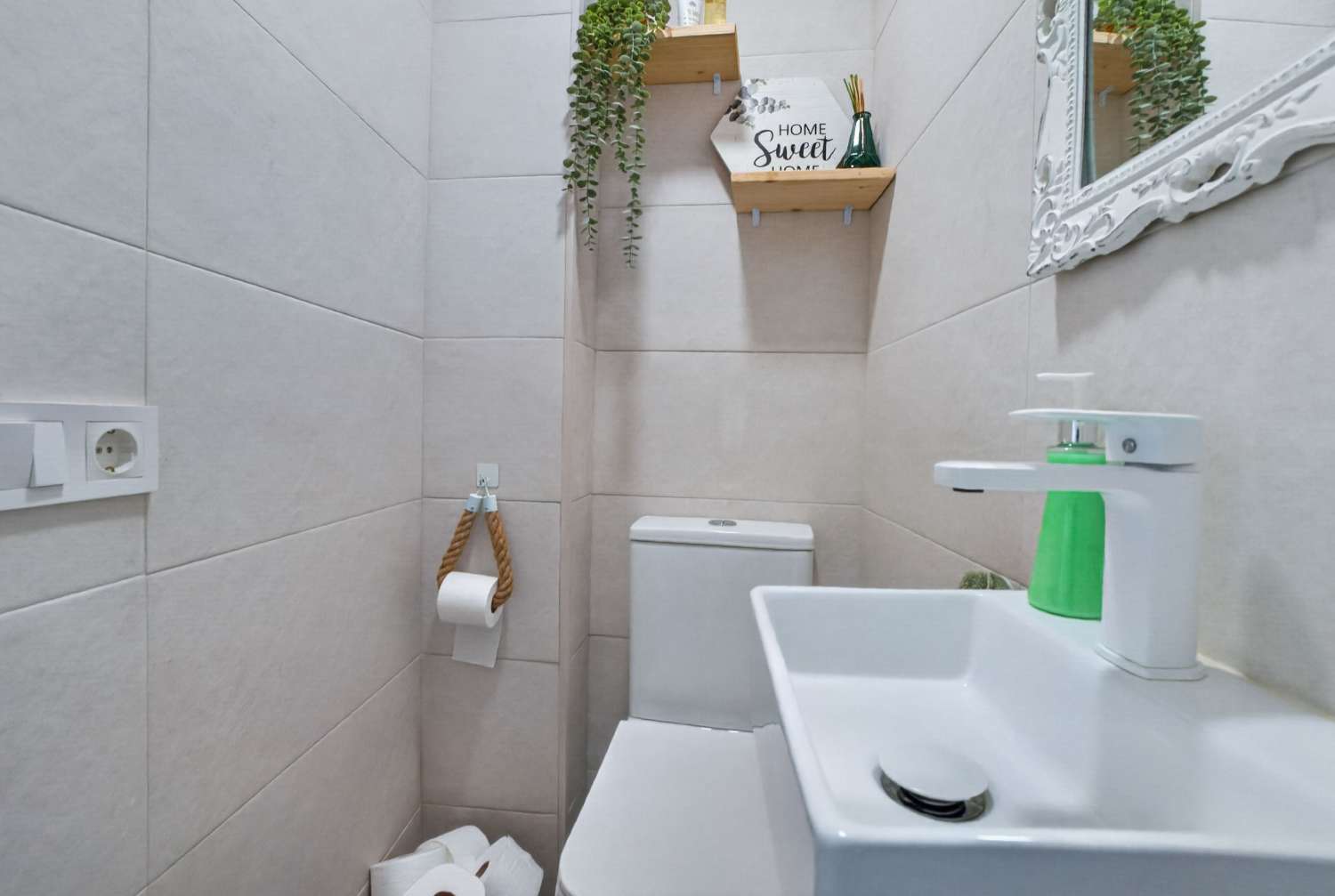 RENOVIERTE 3-ZIMMER-WOHNUNG 170 METER VON PLAYA DE LOS LOCOS, TORREVIEJA ENTFERNT.