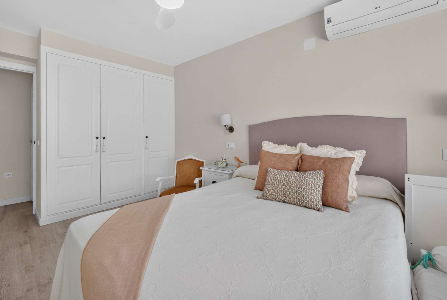 RENOVIERTE 3-ZIMMER-WOHNUNG 170 METER VON PLAYA DE LOS LOCOS, TORREVIEJA ENTFERNT.