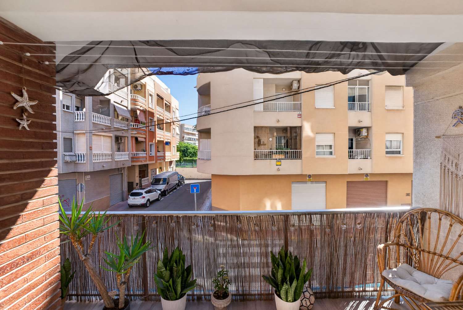 RENOVIERTE 3-ZIMMER-WOHNUNG 170 METER VON PLAYA DE LOS LOCOS, TORREVIEJA ENTFERNT.