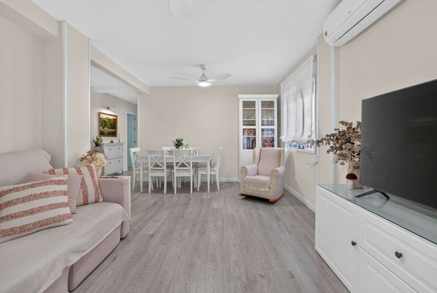 RENOVIERTE 3-ZIMMER-WOHNUNG 170 METER VON PLAYA DE LOS LOCOS, TORREVIEJA ENTFERNT.