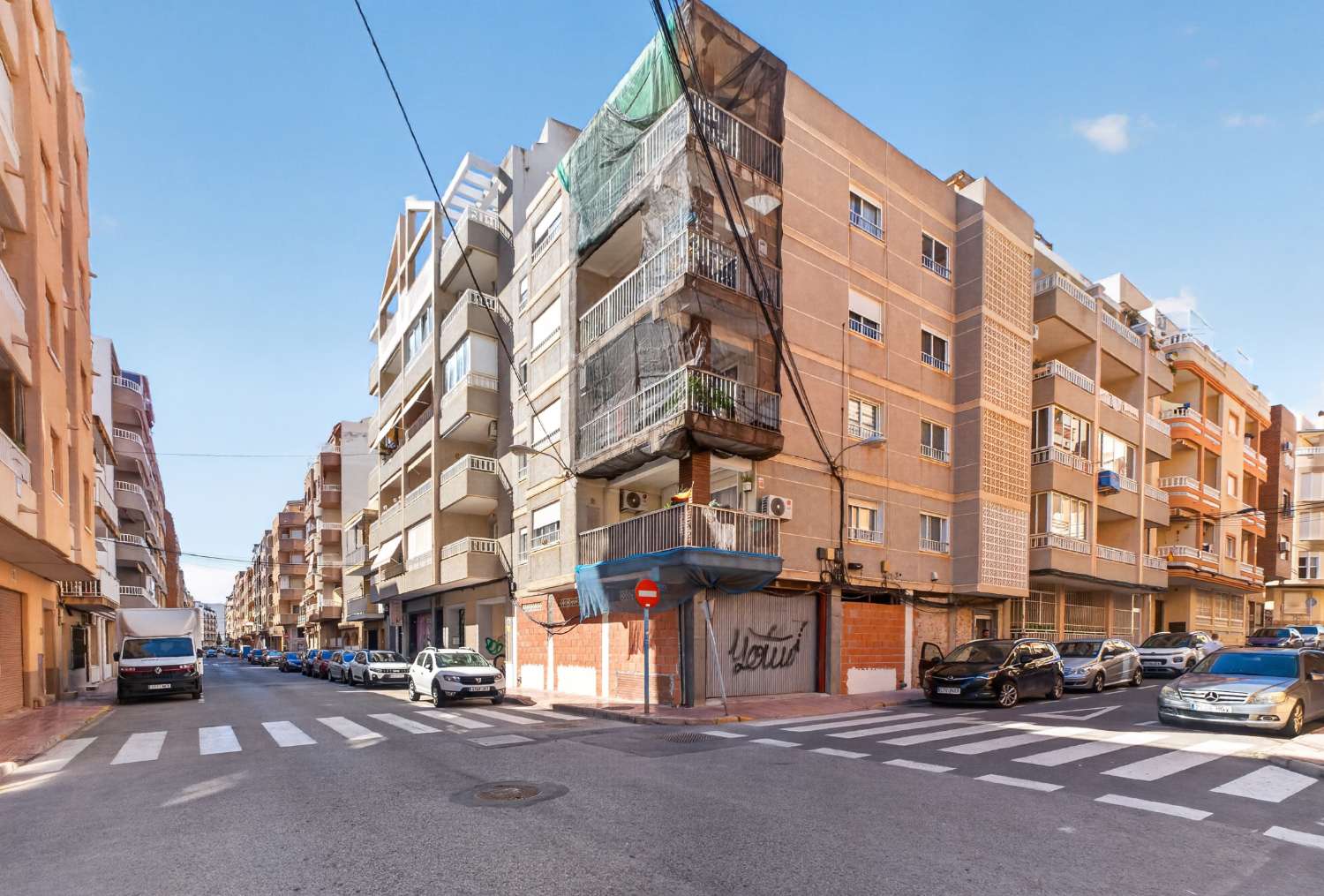 RENOVIERTE 3-ZIMMER-WOHNUNG 170 METER VON PLAYA DE LOS LOCOS, TORREVIEJA ENTFERNT.