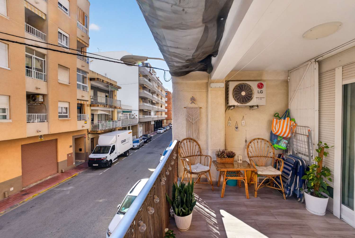 RENOVIERTE 3-ZIMMER-WOHNUNG 170 METER VON PLAYA DE LOS LOCOS, TORREVIEJA ENTFERNT.