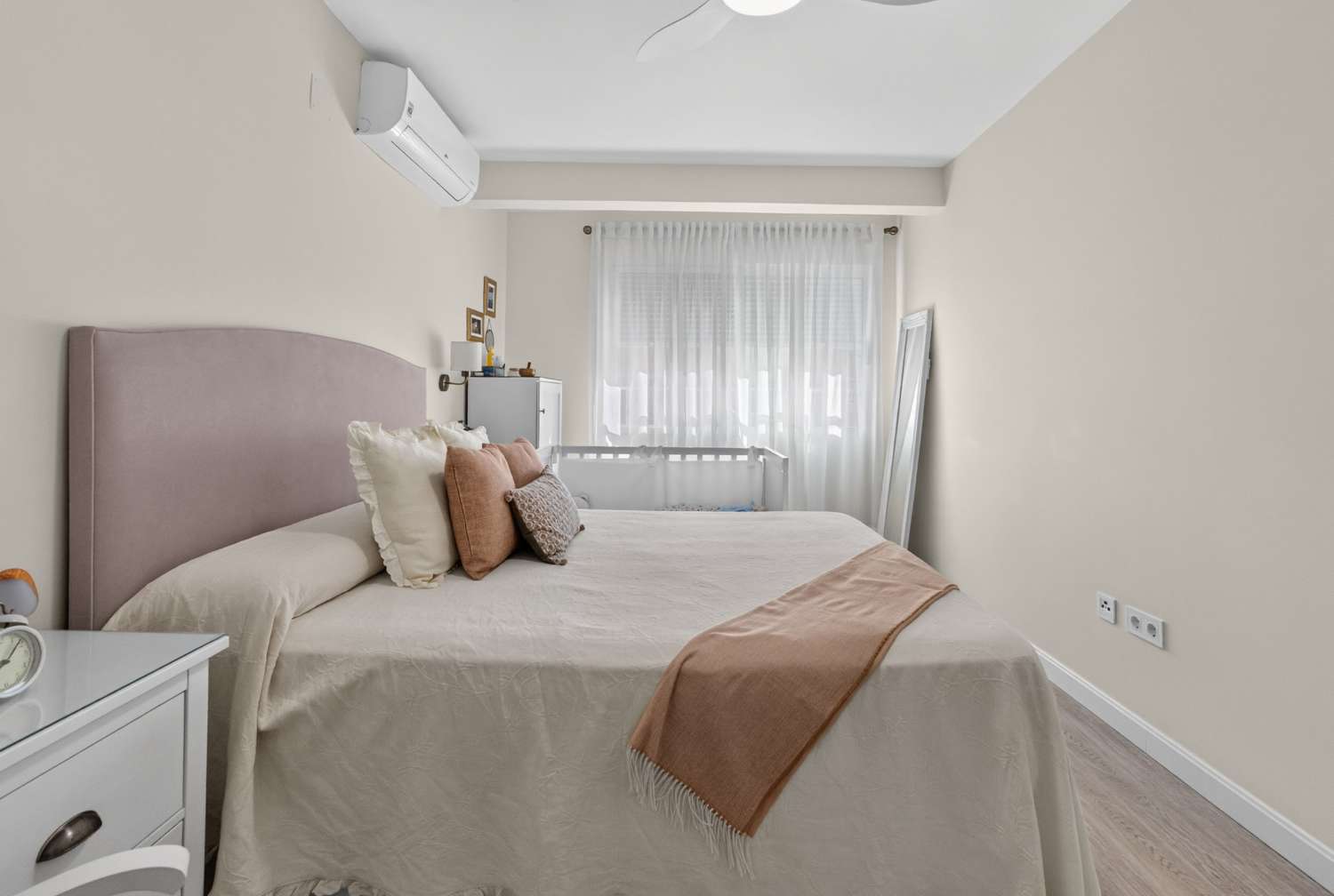RENOVIERTE 3-ZIMMER-WOHNUNG 170 METER VON PLAYA DE LOS LOCOS, TORREVIEJA ENTFERNT.