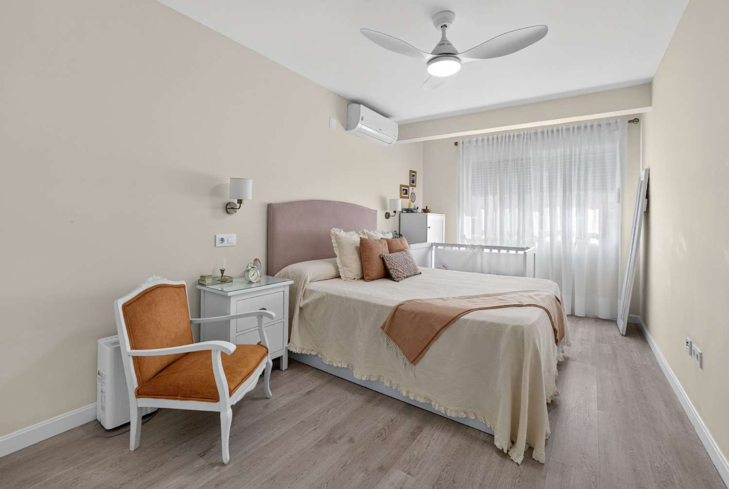 RENOVIERTE 3-ZIMMER-WOHNUNG 170 METER VON PLAYA DE LOS LOCOS, TORREVIEJA ENTFERNT.