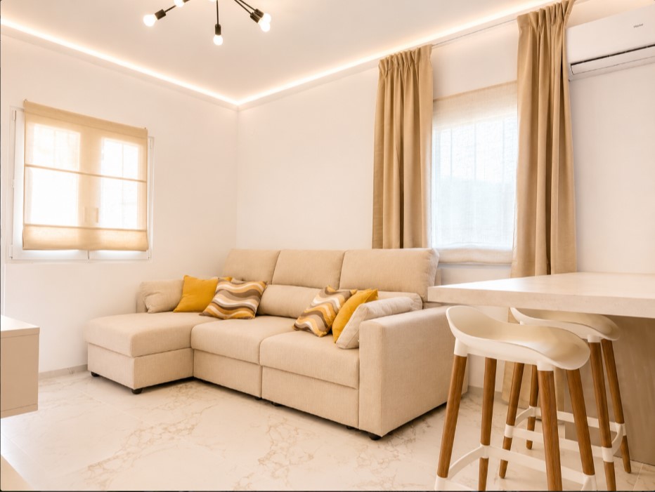 BUNGALOW EN PLANTA BAJA TOTALMENTE REFORMADO, CON TERRAZAS Y PISCINA COMUNITARIA EN TORREVIEJA