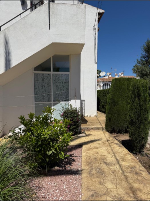 BUNGALOW EN PLANTA BAJA TOTALMENTE REFORMADO, CON TERRAZAS Y PISCINA COMUNITARIA EN TORREVIEJA