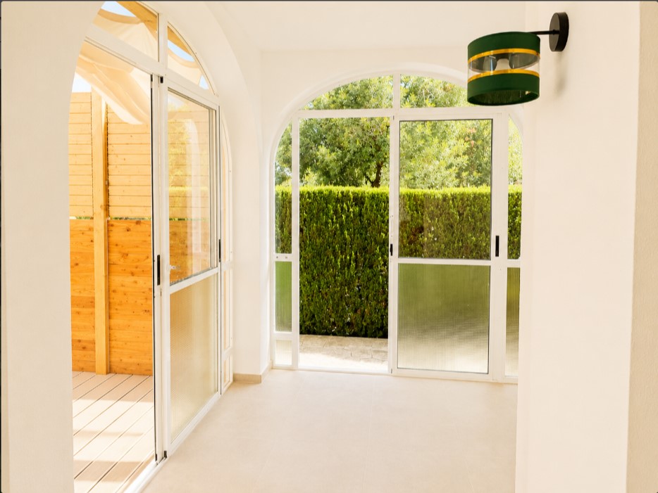 BUNGALOW EN PLANTA BAJA TOTALMENTE REFORMADO, CON TERRAZAS Y PISCINA COMUNITARIA EN TORREVIEJA