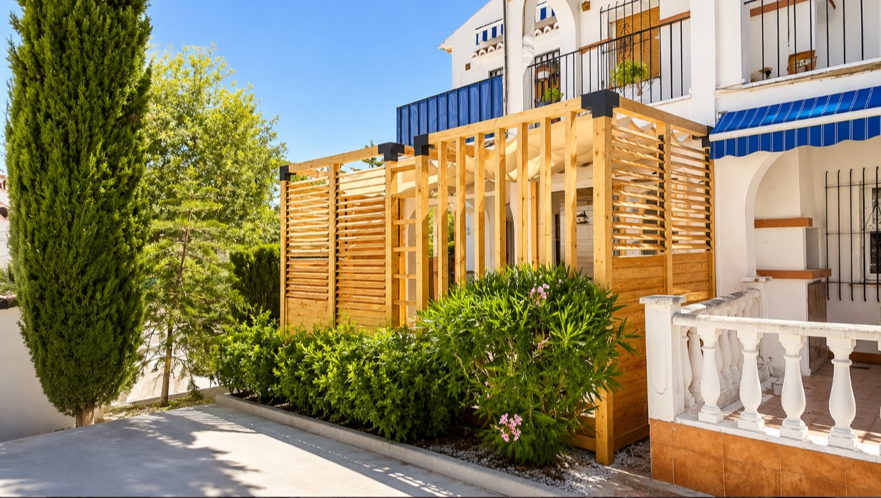 BUNGALOW EN PLANTA BAJA TOTALMENTE REFORMADO, CON TERRAZAS Y PISCINA COMUNITARIA EN TORREVIEJA
