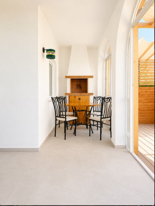 BUNGALOW EN PLANTA BAJA TOTALMENTE REFORMADO, CON TERRAZAS Y PISCINA COMUNITARIA EN TORREVIEJA