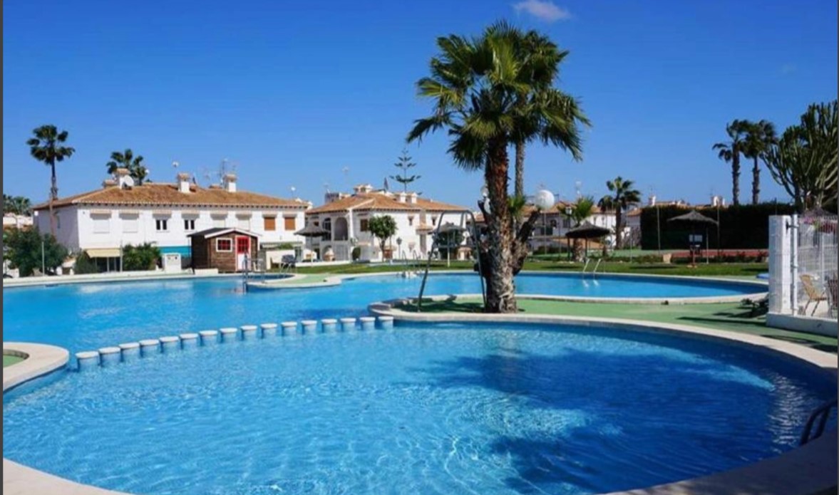 BUNGALOW EN PLANTA BAJA TOTALMENTE REFORMADO, CON TERRAZAS Y PISCINA COMUNITARIA EN TORREVIEJA