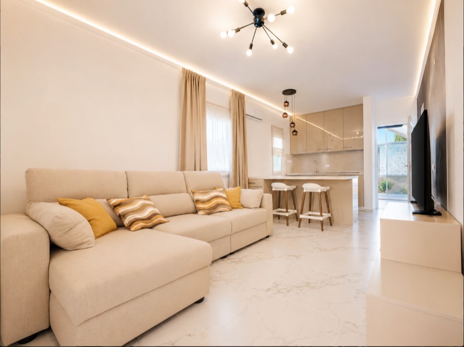 BUNGALOW EN PLANTA BAJA TOTALMENTE REFORMADO, CON TERRAZAS Y PISCINA COMUNITARIA EN TORREVIEJA