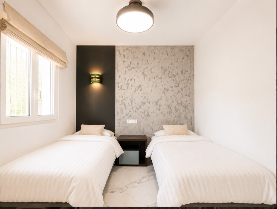 BUNGALOW EN PLANTA BAJA TOTALMENTE REFORMADO, CON TERRAZAS Y PISCINA COMUNITARIA EN TORREVIEJA