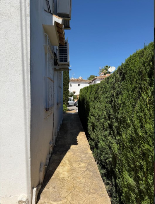 BUNGALOW EN PLANTA BAJA TOTALMENTE REFORMADO, CON TERRAZAS Y PISCINA COMUNITARIA EN TORREVIEJA