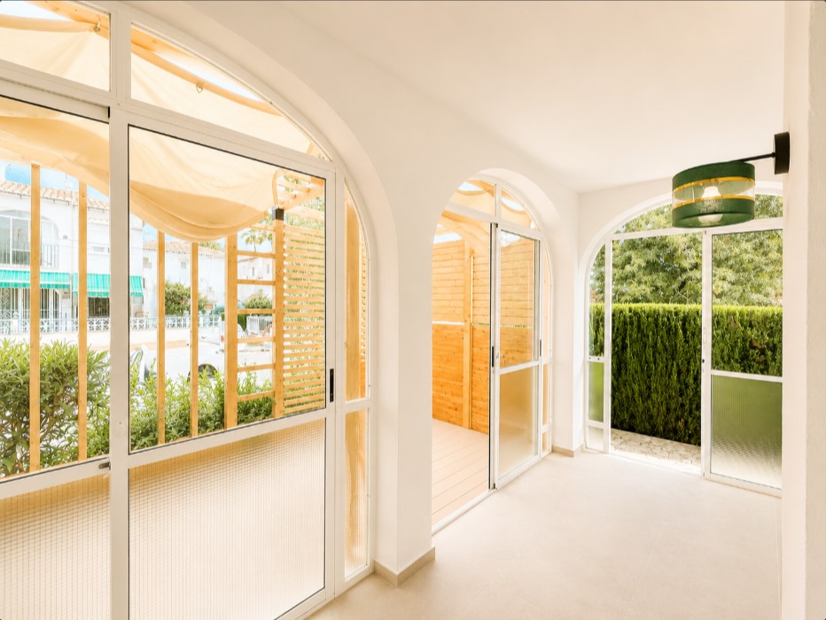 BUNGALOW EN PLANTA BAJA TOTALMENTE REFORMADO, CON TERRAZAS Y PISCINA COMUNITARIA EN TORREVIEJA