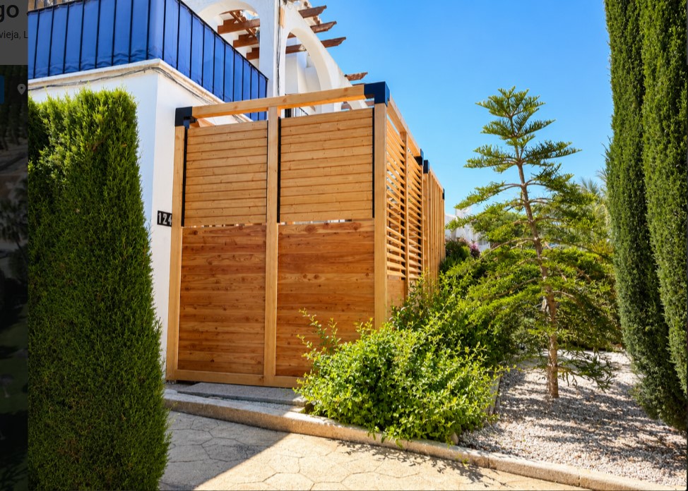 BUNGALOW EN PLANTA BAJA TOTALMENTE REFORMADO, CON TERRAZAS Y PISCINA COMUNITARIA EN TORREVIEJA