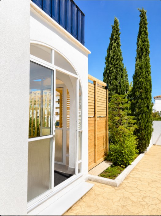 BUNGALOW EN PLANTA BAJA TOTALMENTE REFORMADO, CON TERRAZAS Y PISCINA COMUNITARIA EN TORREVIEJA