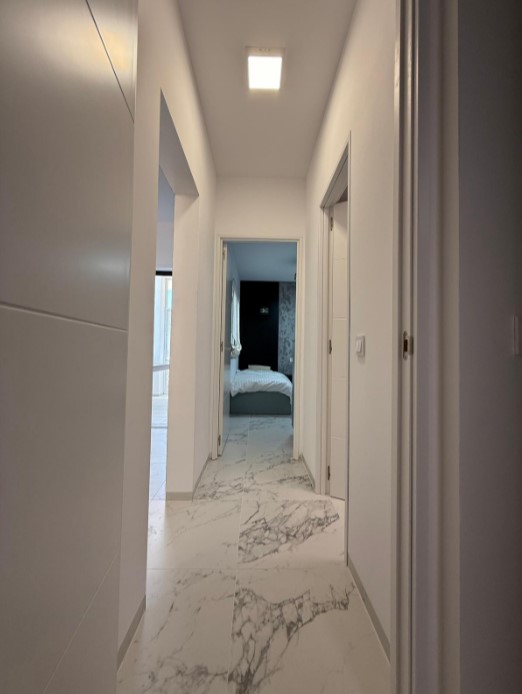 BUNGALOW EN PLANTA BAJA TOTALMENTE REFORMADO, CON TERRAZAS Y PISCINA COMUNITARIA EN TORREVIEJA